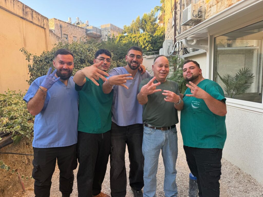 הראפרים ביג בוס, נדב גניש, בנדה ומאד מקס עם ד"ר גלעד הר-ציון במרפאה בירושלים