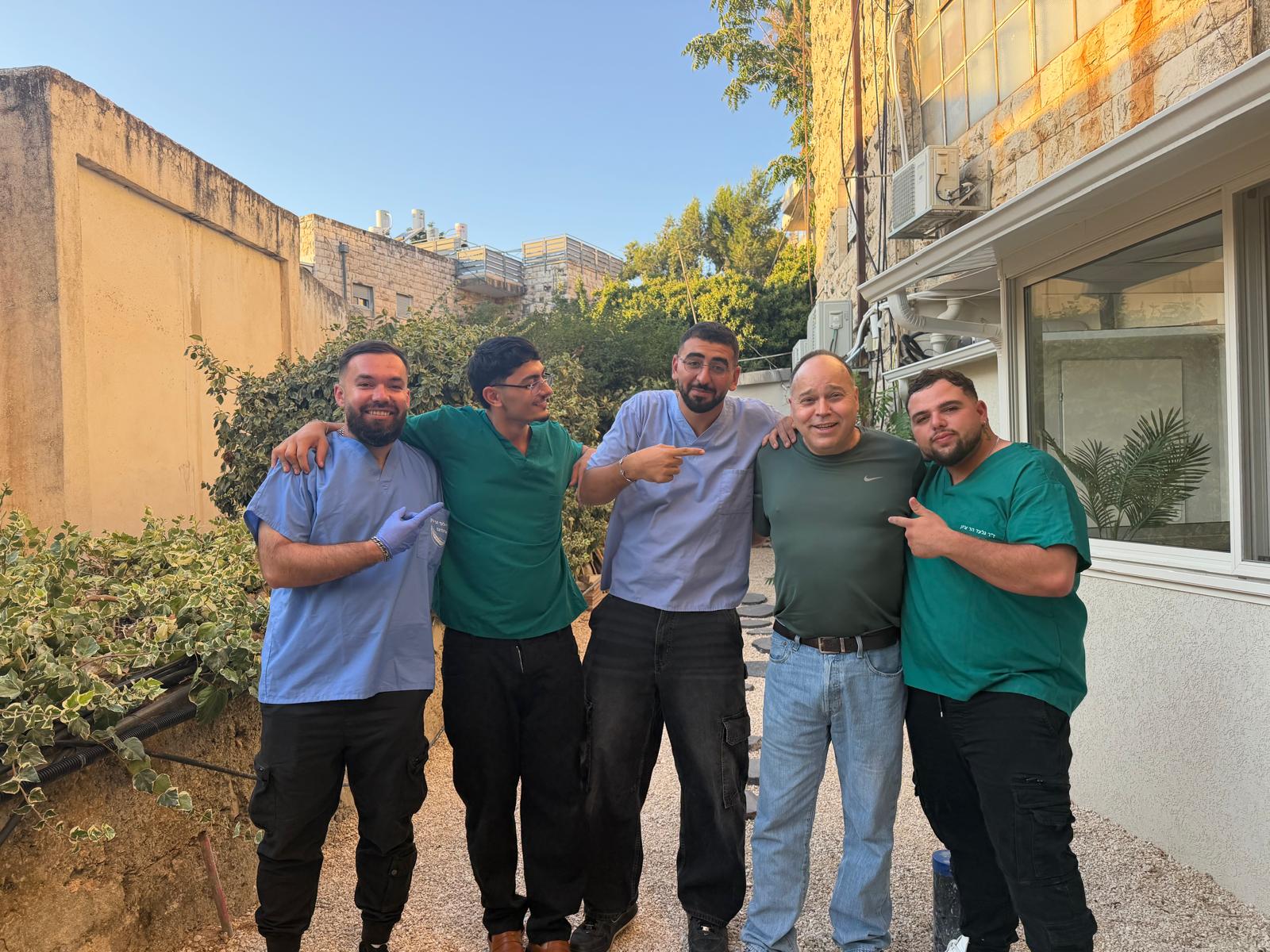 הראפרים עם ד"ר גלעד הר-ציון בחצר המרפאה אחרי יום הצילומים